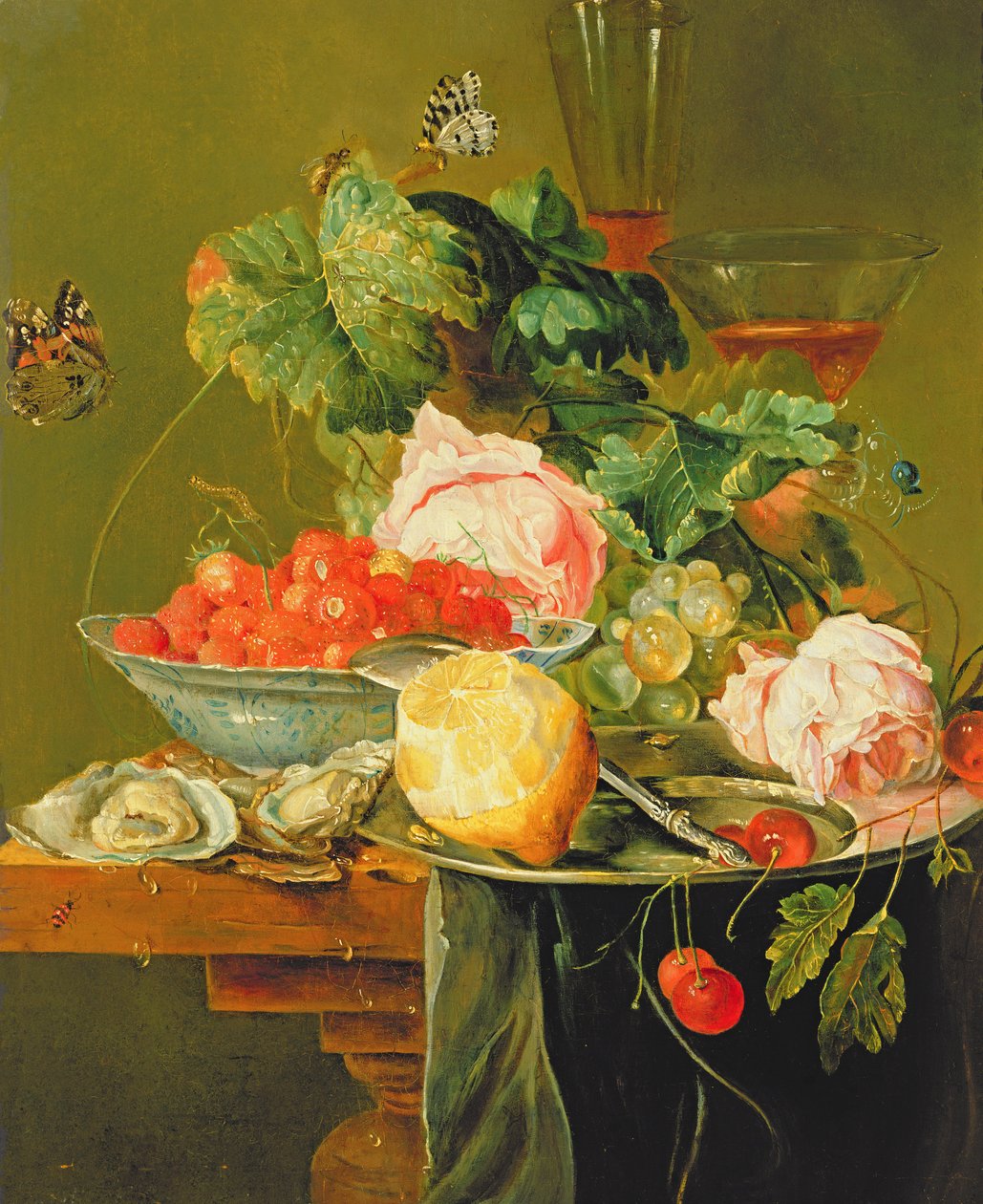 Zátiší růží, ústřic, jahod v porcelánové misce a jiného ovoce na cínovém zboží, kolem roku 1820 od Dutch School
