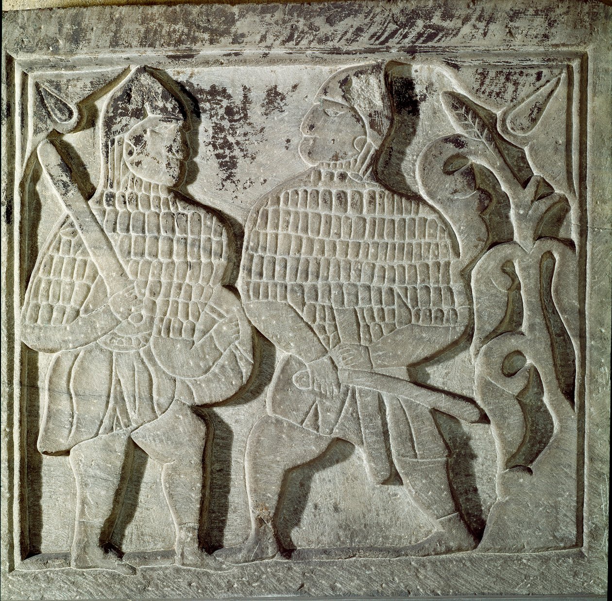 Seljukide Art (Seljukide nebo Saljuqide): nízký reliéf představující dva válečníky. Z Konya, Turecko. 13. století. Muzeum tureckého islámského umění, Istanbul od Dynasty Seljuq