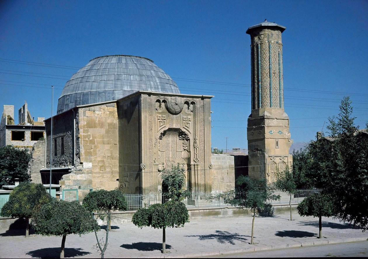 Pohled na minaret Medrese (1258) od Dynasty Seljuq
