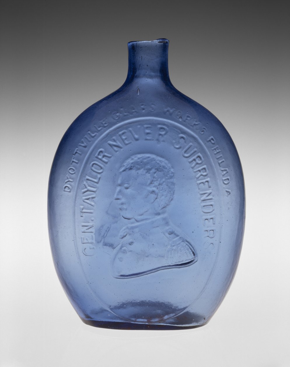 Figurovaná baňka, c. 1847 (bezolovnaté sklo) od Dyottville Glass Works