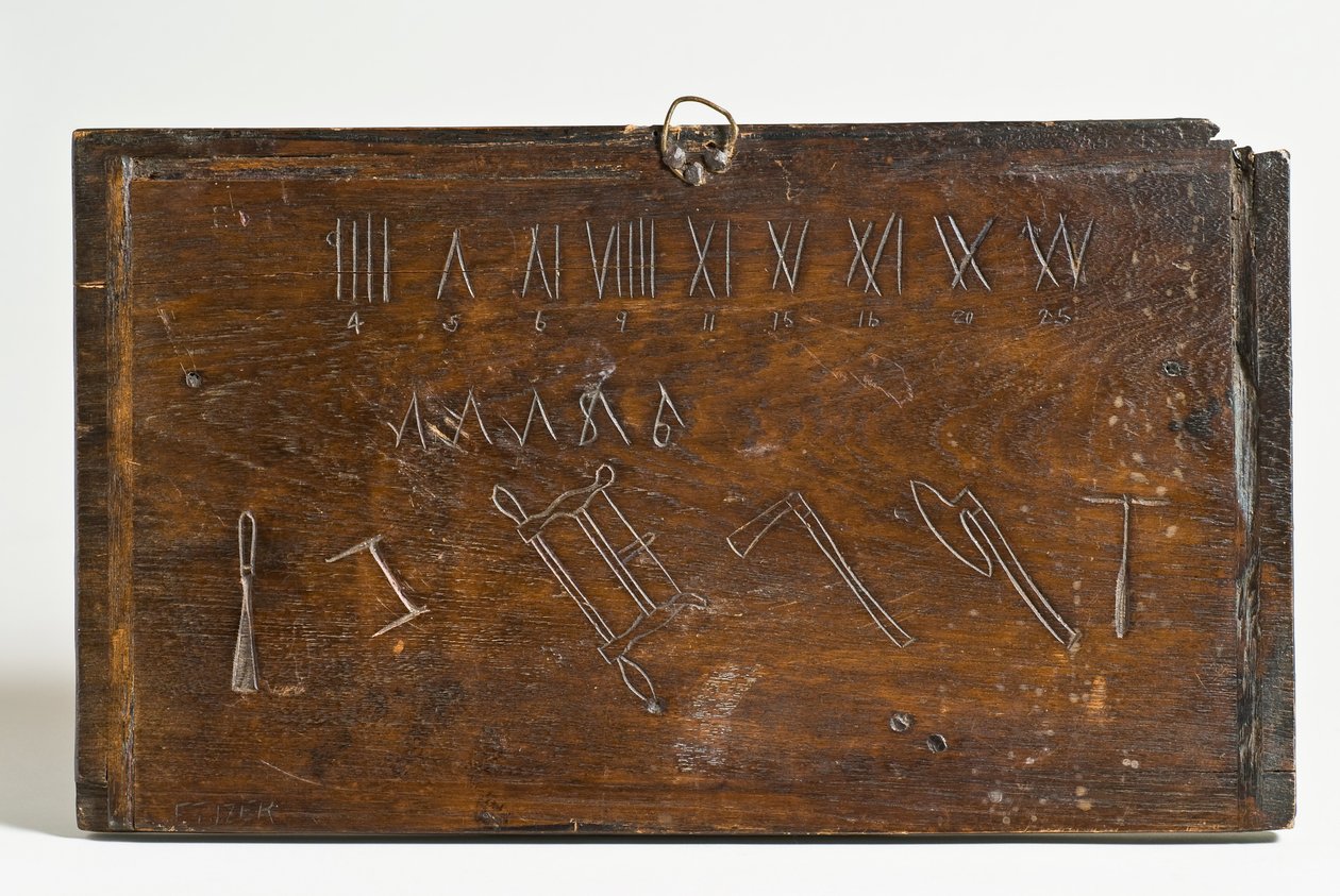 Panel s římskými číslicemi (pravděpodobně vepsanými závodním nožem), neznámými symboly a obrysy dláta, rámové nebo lukové pily, sekery a šneku (dub) (verze 701106) od E. Tijzer