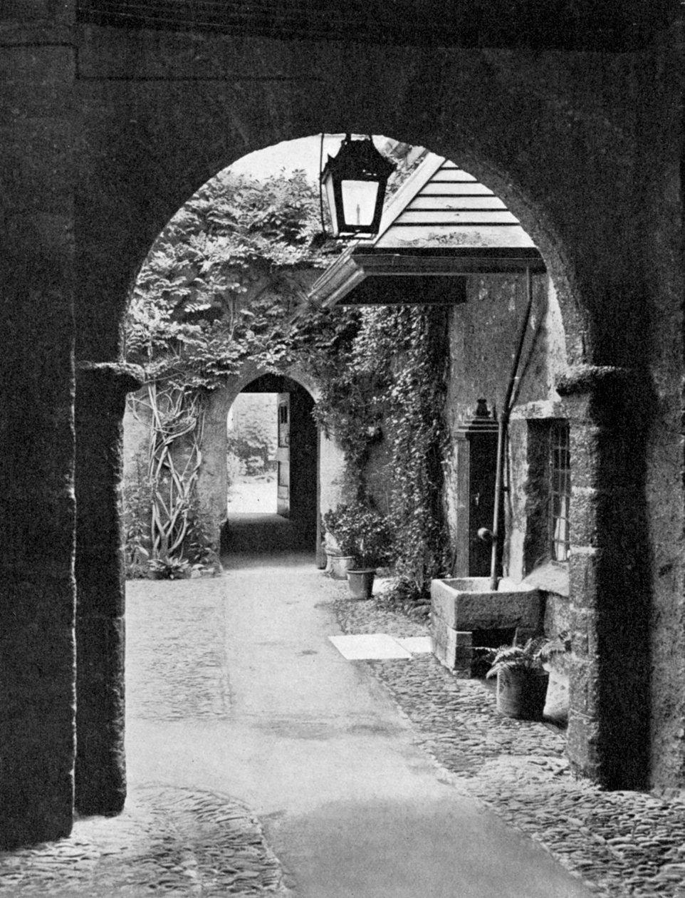 Starý dvůr v okrsku katedrály Exeter, Devon, 1924-1926 od E. Bastard