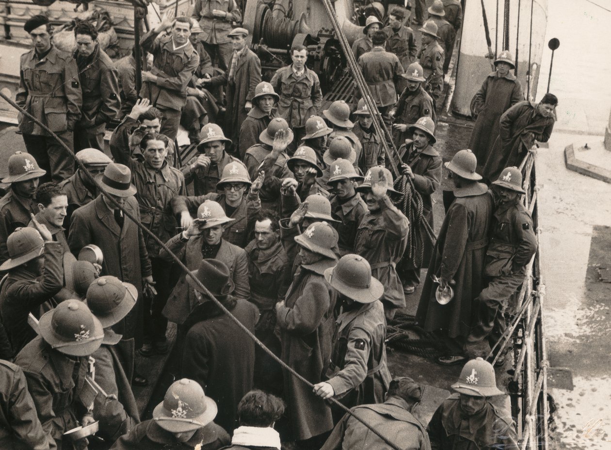 Album "MVSN- Blackshirts": Dělníci fašisté, zarámované ve stoletích, odjíždějící do AOI (Italská východní Afrika) do Janova (č/b foto) od E. Binelli