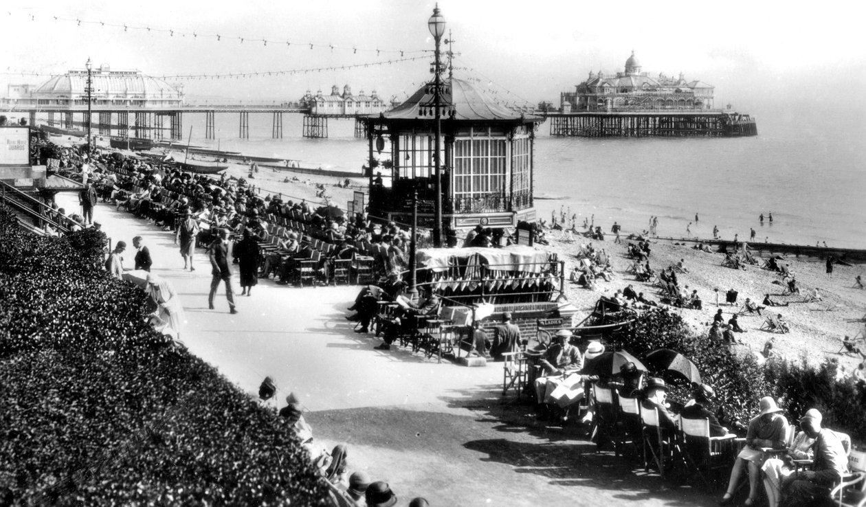 Pódium a molo, Eastbourne, East Sussex, počátek 20. století. od E. Dennis