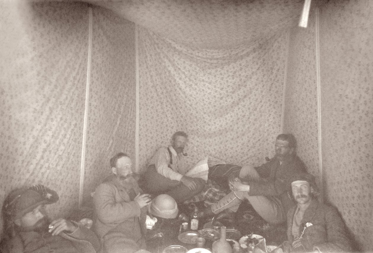 Členové expedice Arabah Survey ve svém stanu, 1883 od E. Gordon Hull