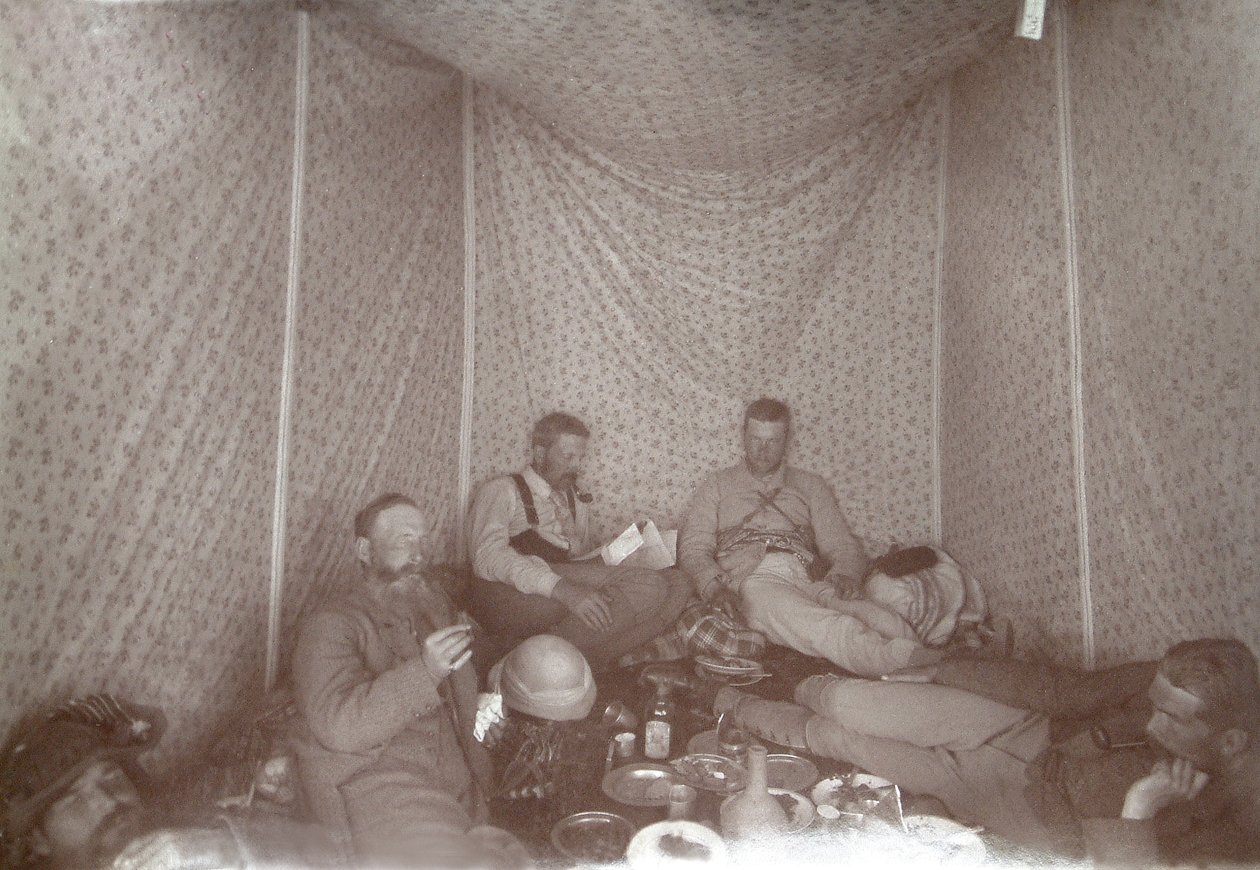 Členové expedice Arabah Survey odpočívající ve svém stanu, fotografie 1883 bw od E. Gordon Hull