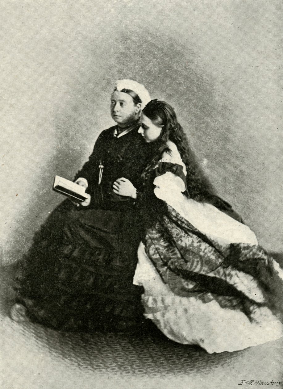 Její Veličenstvo s princeznou Beatrice, duben 1871, c1897. od E. and S. Woodbury