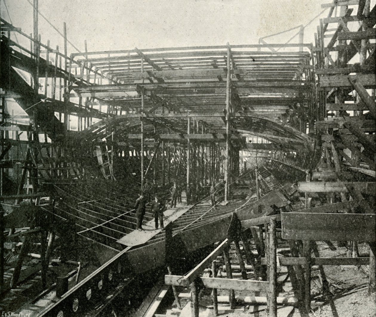 Stavba válečné lodi: Prvotřídní křižník v procesu v železárnách Thames, c1897 od E. and S. Woodbury