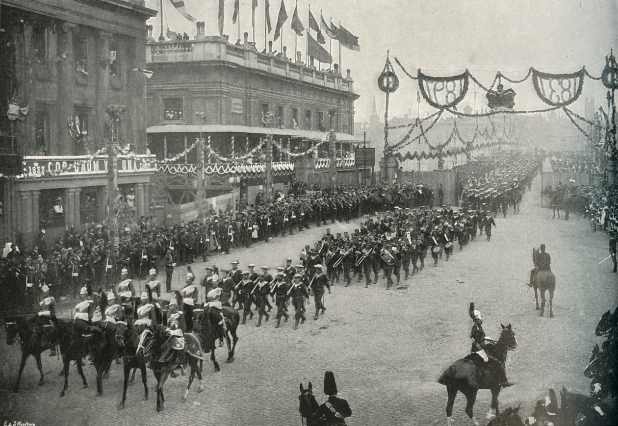Námořní kontingent překračující London Bridge do Southwarku, Londýn, 1897. od E. and S. Woodbury