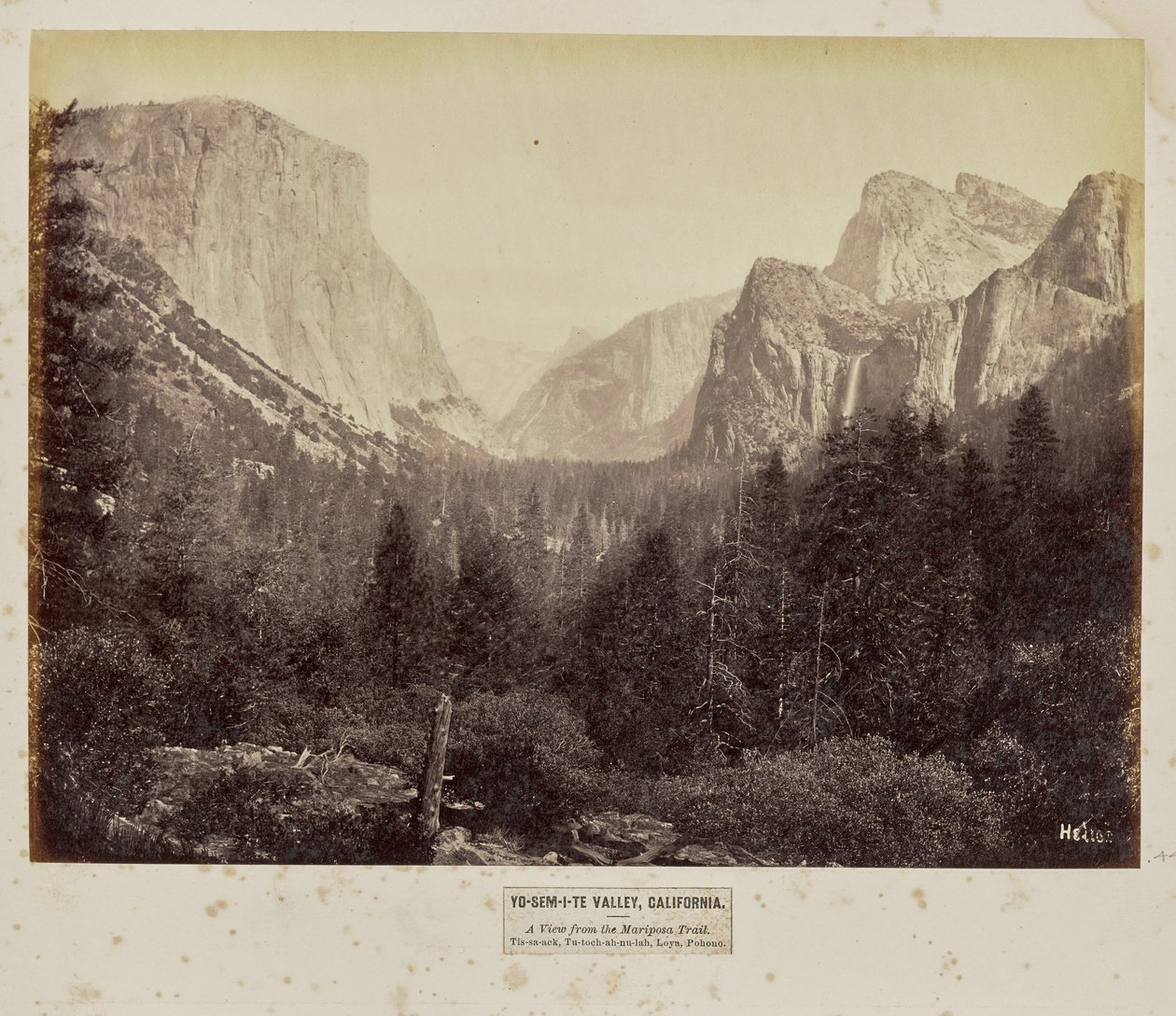 Yo-Sem-i-te Valley, Kalifornie. Pohled z Mariposa Trail. Tis-sa-ack, Tu-toch-ah-nu-lah, Loya, Pohono od Eadweard J. Muybridge