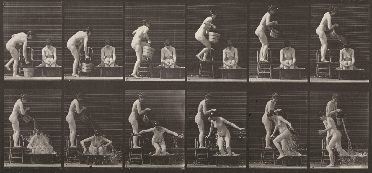 Tabule č. 406. Žena lije kbelík vody na jinou ženu od Eadweard Muybridge