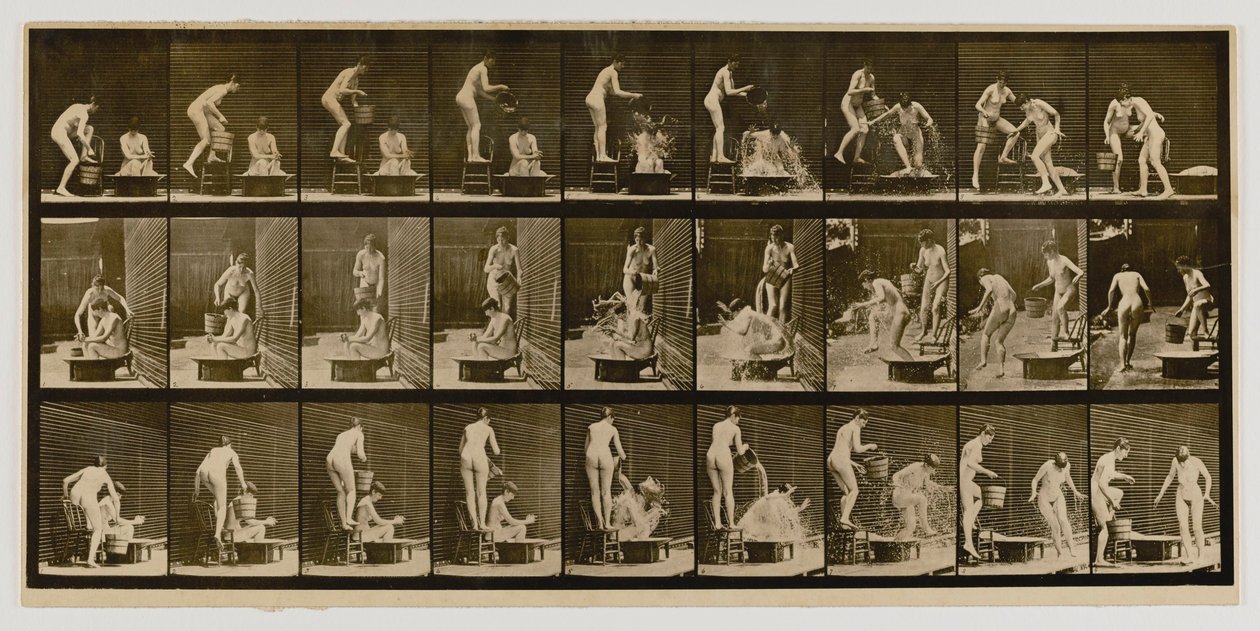 Žena, která vylévá mísu s vodou na hlavu jiné ženy, z knihy Animal Locomotion (Pohyb zvířat) od Eadweard Muybridge