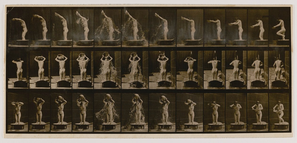 Žena, která si nalévá vodu na hlavu, z knihy Animal Locomotion (Pohyb zvířat) od Eadweard Muybridge