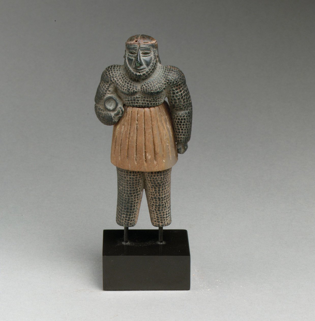 Monstrózní mužská postava (chlorit, kalcit, zlato, železo) od Early Bronze Age
