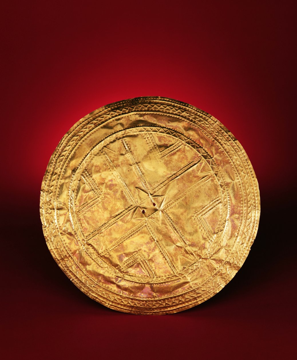 Disk pravděpodobně používaný jako brož, z Tedavnetu, hrabství Monaghan, 2200-2000 př. n. l. (zlato) od Early Bronze Age