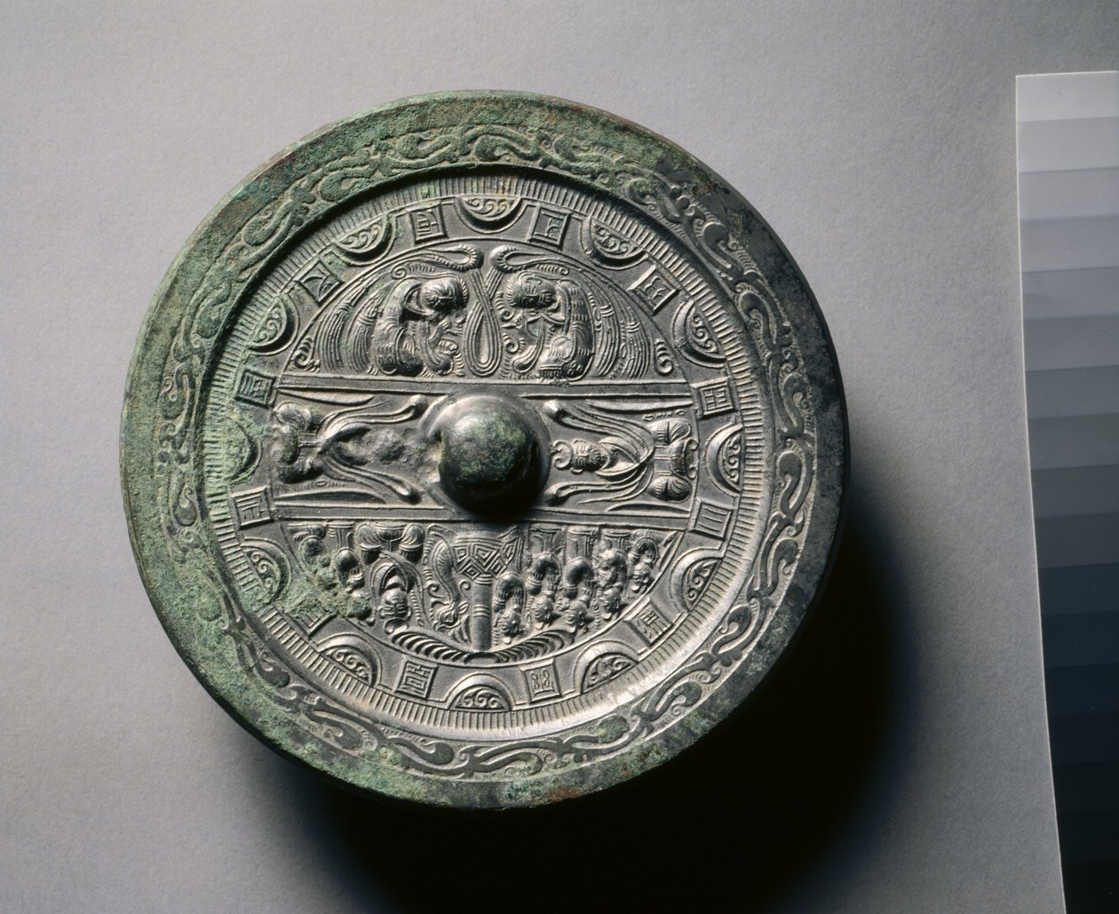Zrcadlo s božstvy a králi ve třech částech obklopených kruhy čtverců a půlkruhů (bronz) od Eastern Han Dynasty Chinese School