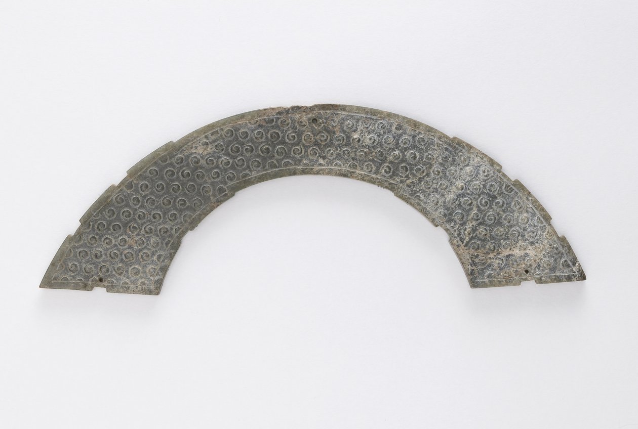 Tenká plaketa vyříznutá do oblouku kruhu, typu huang, Changsha, provincie Hunan, 4.–3. století př. n. l. (nefrit) od Eastern Zhou Dynasty Chinese School