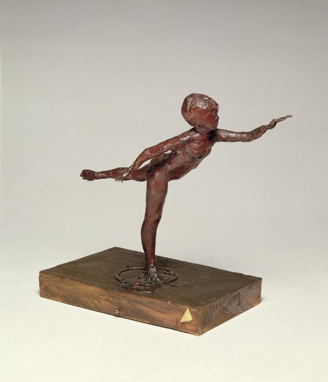 Arabeska přes pravou nohu, levá paže vpředu, cca 1882-95 (červený vosk) od Edgar Degas