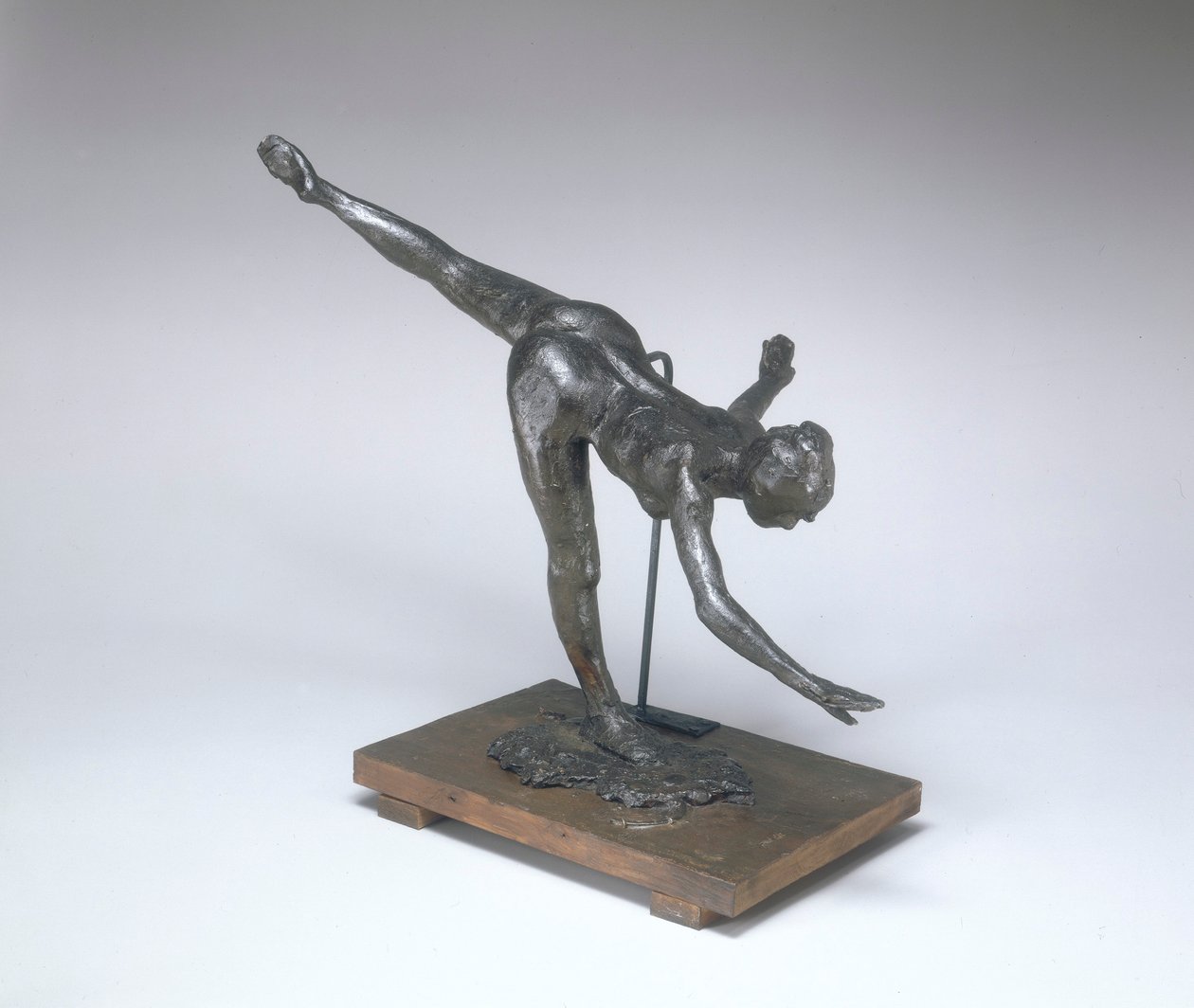 Grande Arabesque, potřetí (první Arabesque Penche) kolem 1885-1890 (zelenohnědá a černá plastilín) od Edgar Degas