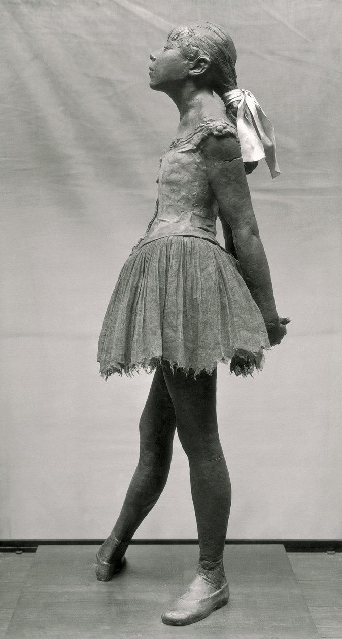 Malý tanečník, 14 let (polychromovaný bronz, mušelín, satén a dřevěný základ) (viz také 100777 a 100778) od Edgar Degas