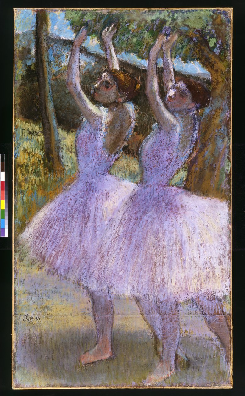 PD.2-1979 Tanečníci ve fialových šatech, zdvižené paže, cca 1900 (pastel a černá křída na papíře) od Edgar Degas