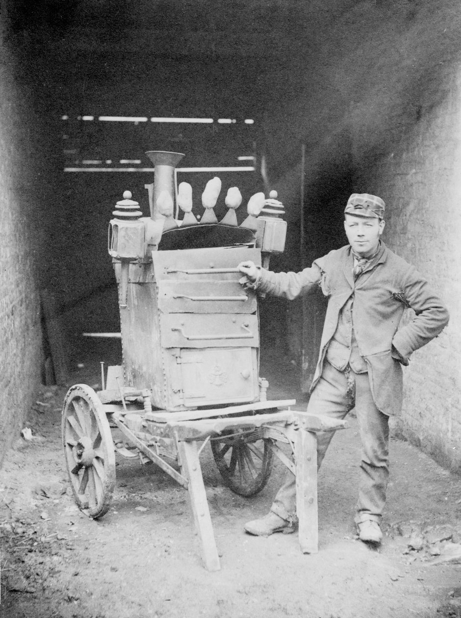 Prodavač pečených brambor, 1892 (černobílá fotografie) od Edgar Scamell