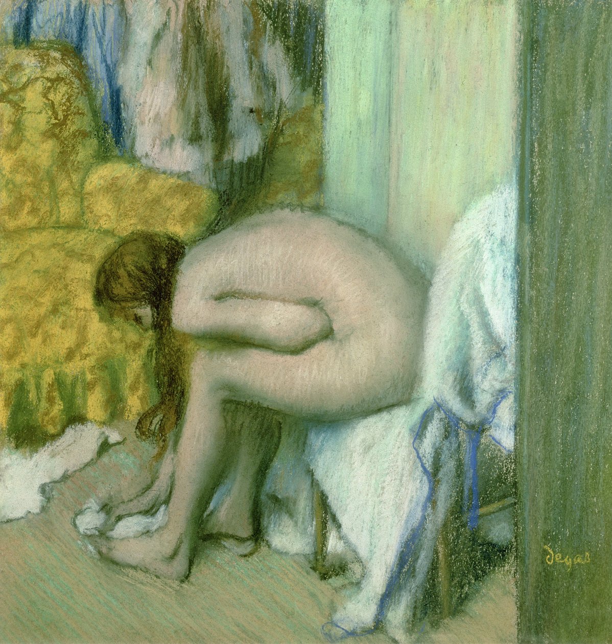 Po koupeli si žena suší levou nohu od Edgar Degas