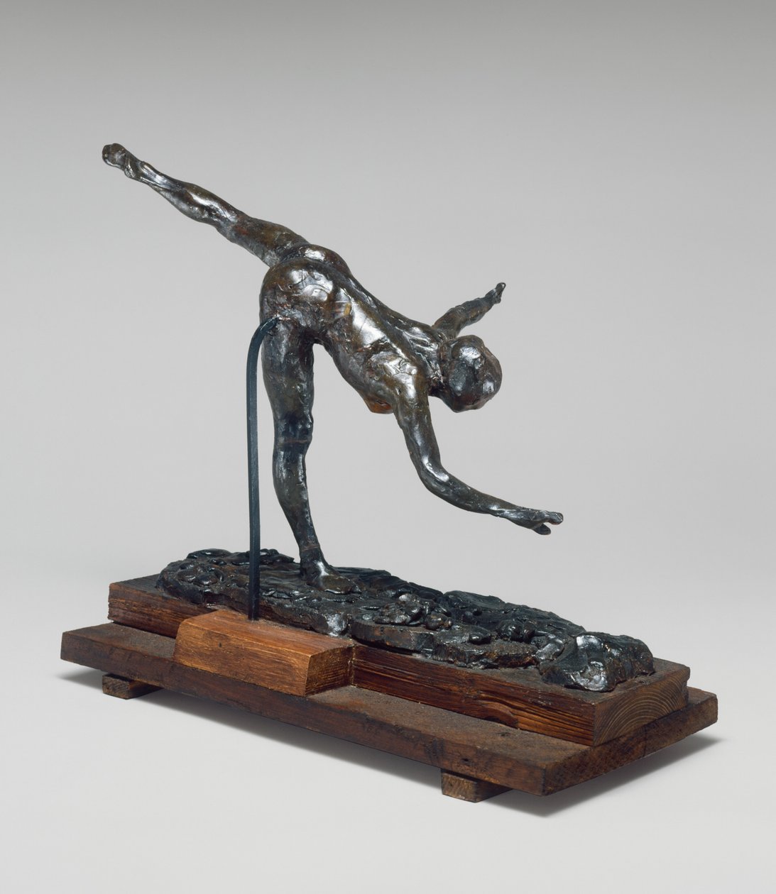 Arabesque přes pravou nohu, pravá ruka blízko země, levá paže natažená, c. 18851890. od Edgar Degas