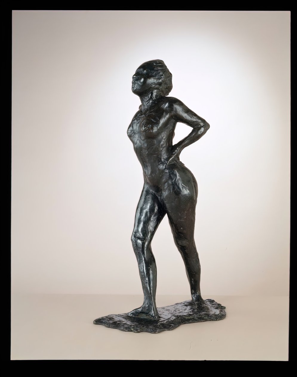 Tanečnice v klidu, ruce v bok, pravá noha vpřed, c. 1881-1890 obsazení 1919-1925. od Edgar Degas