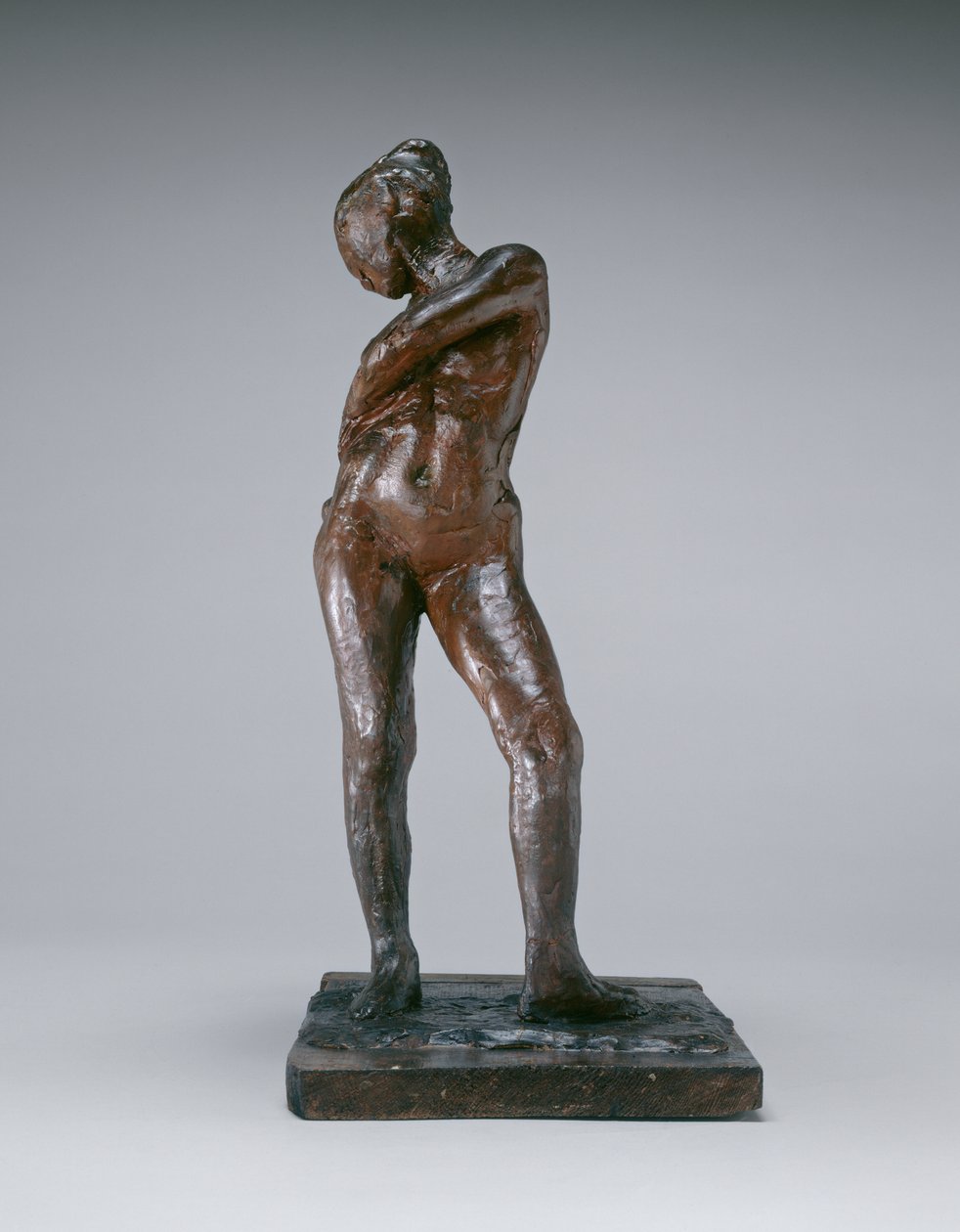 Dancer Fastening the String of Her Tights, cca 1885-1890 (pigmentovaný včelí vosk, plastilín, kovová armatura, korek, na dřevěném podkladu) od Edgar Degas