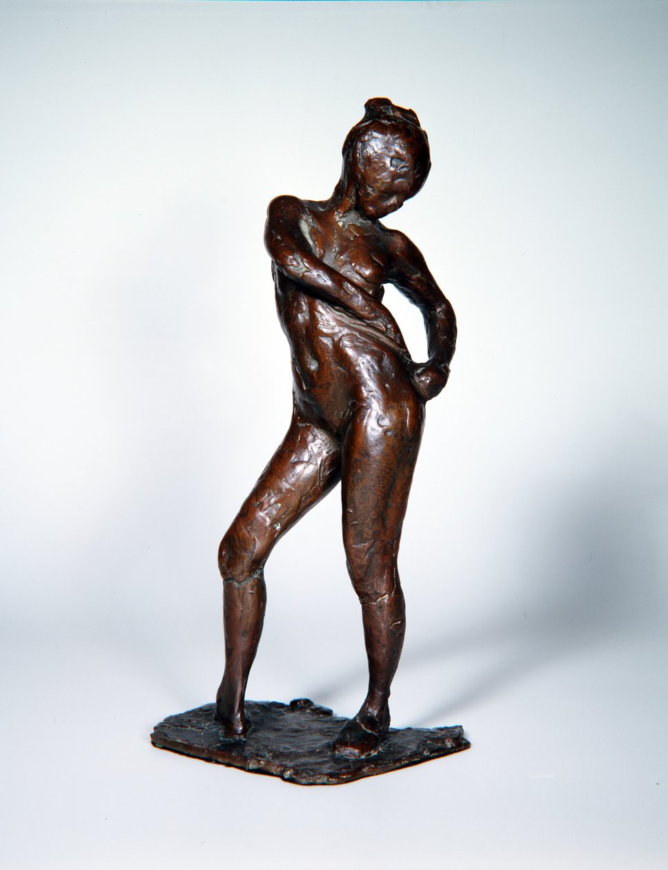 Dancer Fastening the Strings of Her Tights, cca 1885-90, obsazení 1919 (bronz) od Edgar Degas