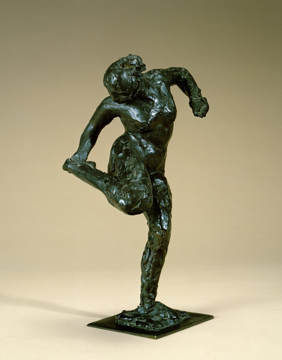Dancer Holding Her Foot, cca 1900-10 (bronz) od Edgar Degas