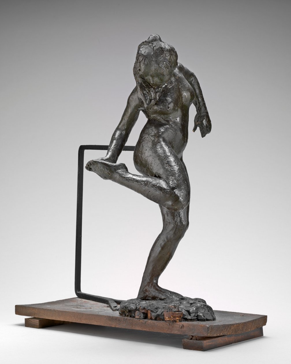 Tanečnice při pohledu na chodidlo pravé nohy, c. 90. léta 19. století. od Edgar Degas