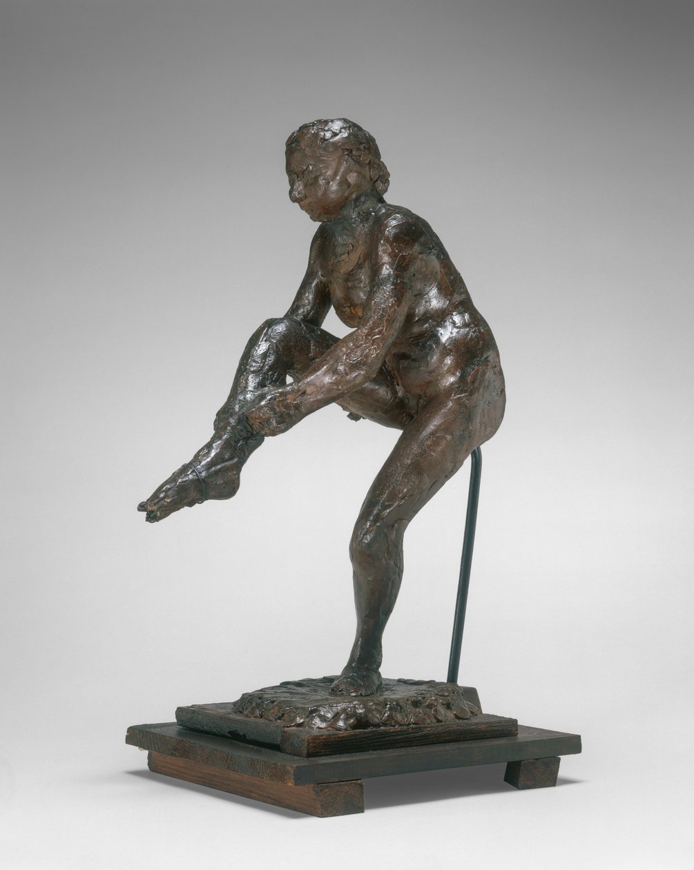 Tanečnice si nasazuje punčošku od Edgar Degas