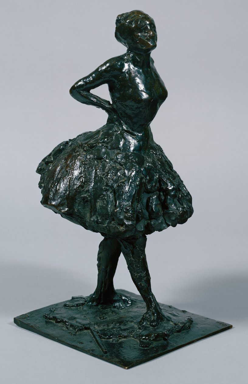 Tanečnice v neformálním oblečení, ruce v bok, pravá noha vpředu, odlitek cca 1919-21 od Edgar Degas