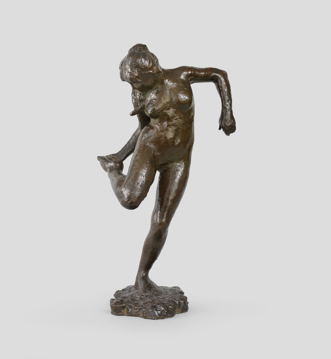Tanečnice při pohledu na chodidlo své pravé nohy, 1895-1903 od Edgar Degas