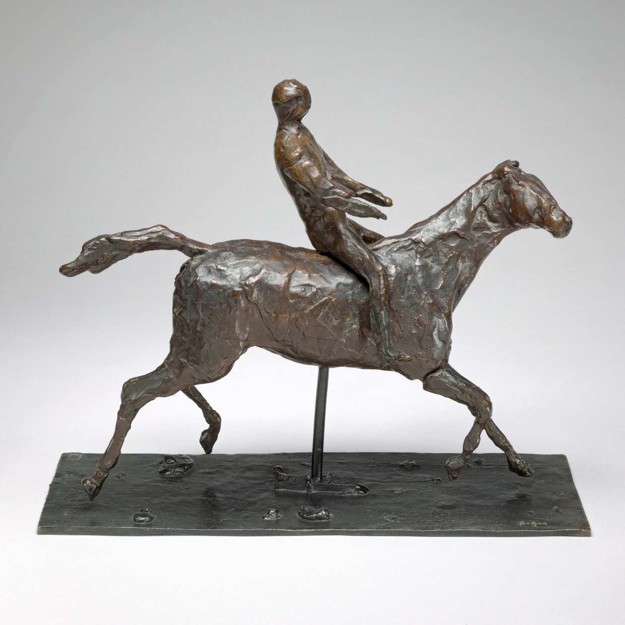 Kůň s žokejem, kůň cválající, otáčení hlavy doprava, nohy se nedotýkají země... od Edgar Degas