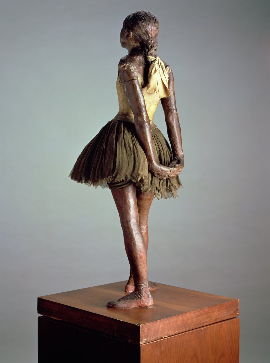 Malý tanečník, 14 let, pohled zezadu (polychromovaný bronz, saténová stuha a dřevo) (viz také 100777) od Edgar Degas