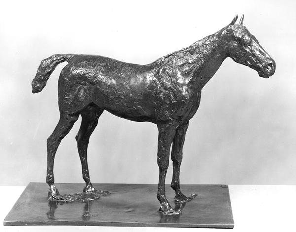 Stojící kůň (bronz) (černobílá fotografie) od Edgar Degas