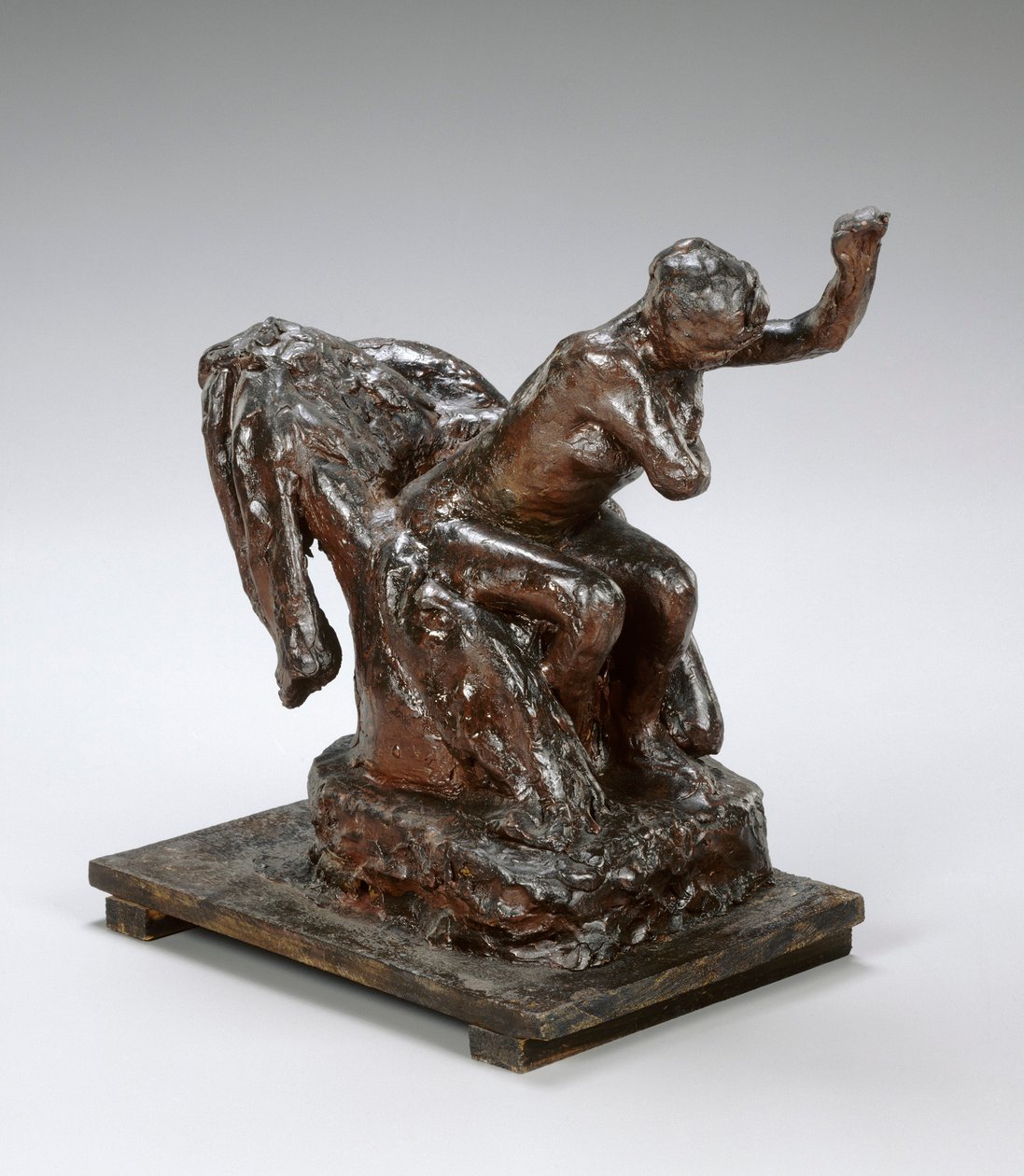 Žena sedící v křesle, otírá si levé podpaží, cca 1890 (hnědý vosk a plastilín) od Edgar Degas