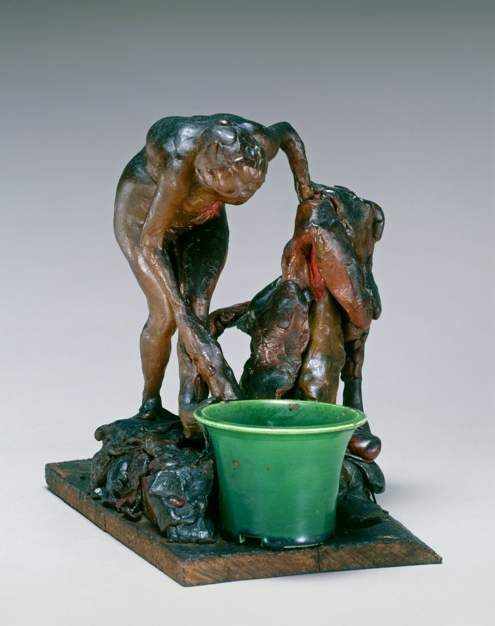 Žena si myje levou nohu, cca 1890 (včelí vosk, kovová armatura, keramika, na dřevěném podstavci) od Edgar Degas