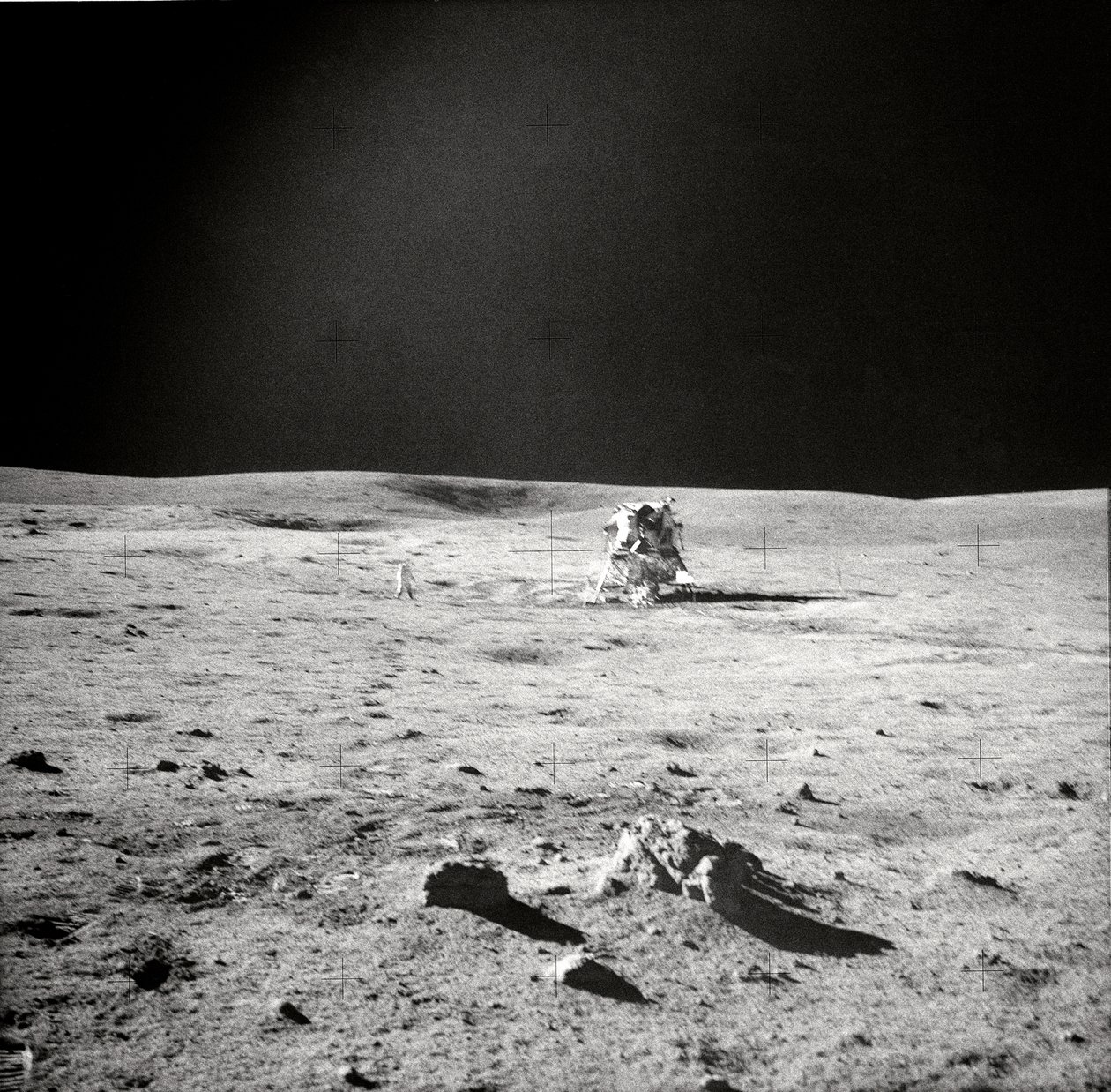 Apollo 14 EVA View, měsíční povrch, 1971. od Edgar Mitchell