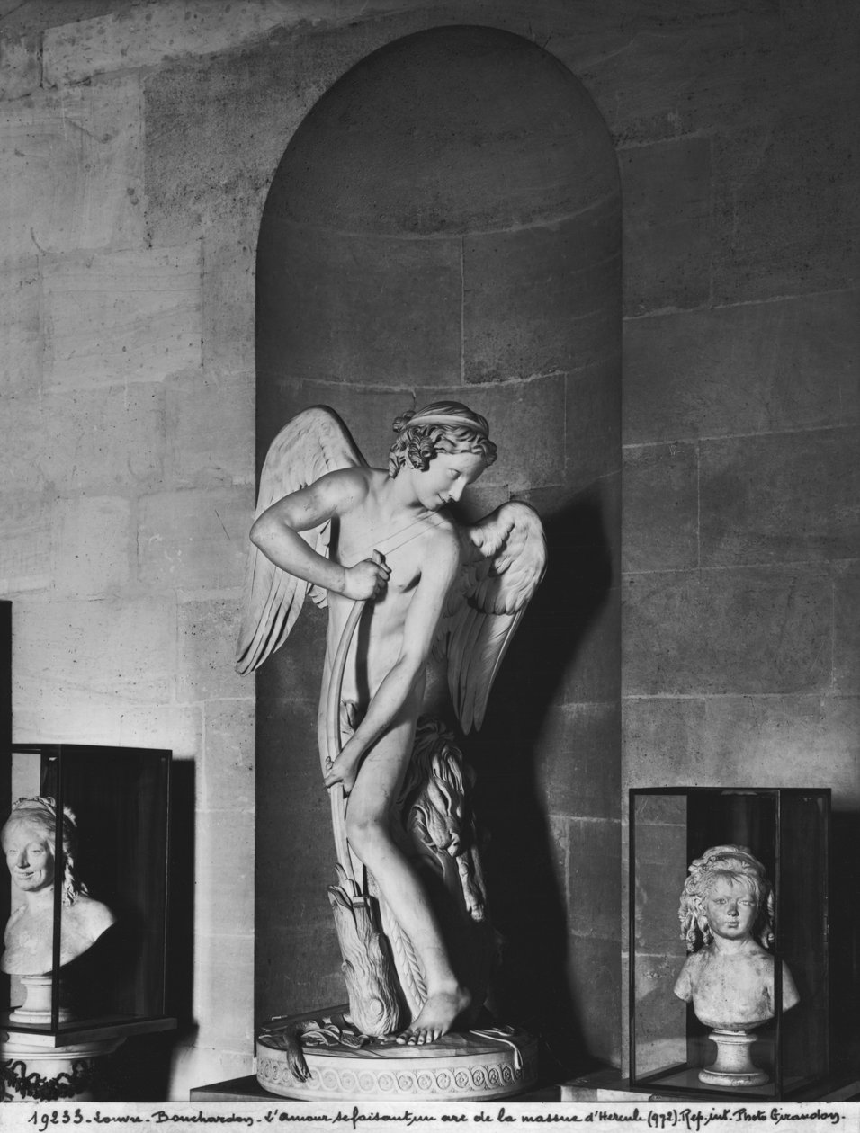 Amor vyřezával svůj luk z Herkulova klubu, 1747-50 (viz také 346091) (mramor) od Edmé Bouchardon
