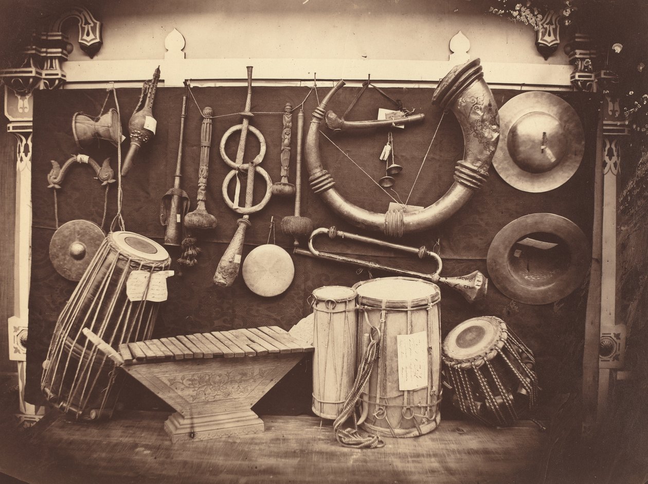 Zátiší hudebních nástrojů, cca 1863 (černobílá fotografie) od Edmond Lebel
