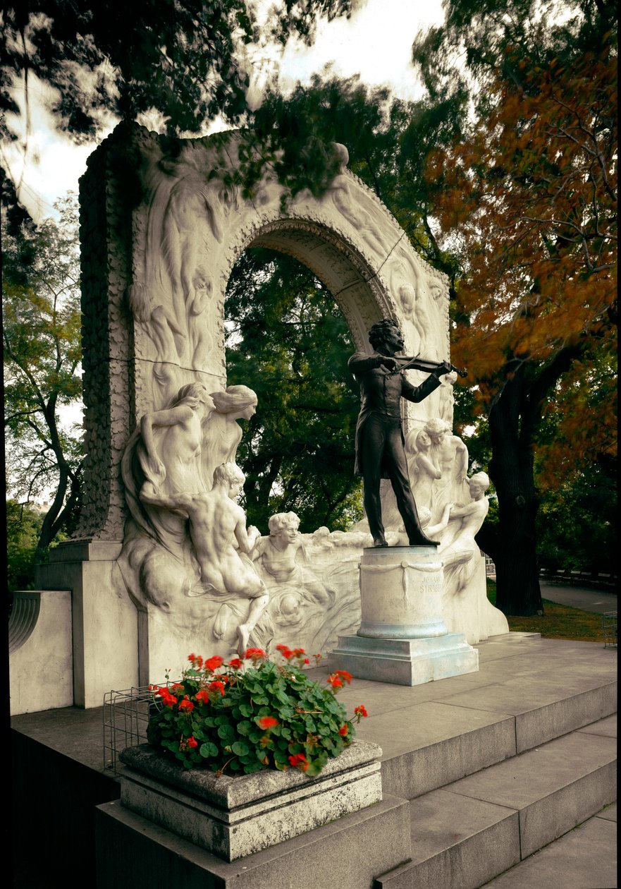 Památník na poctu rakouskému skladateli a dirigentovi Johannu Straussovi II (nebo synovi Johanna Strausse nebo mladému Johannu Sebastianovi Straussovi) (1825-1899). Socha Edmunda von Hellmera (1850-1935). 1921. Vídeň, Stadtpark, Rakousko od Edmund Ritter von Hellmer