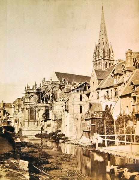 Řeka Odon a apsida a kostelní věž Saint-Pierre de Caen, cca 1850-55 (foto) od Edouard Denis Baldus