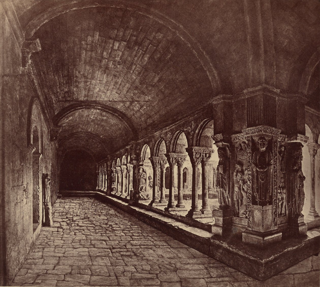 Arles. Křížová chodba kostela svatého Trofima. od Édouard Baldus