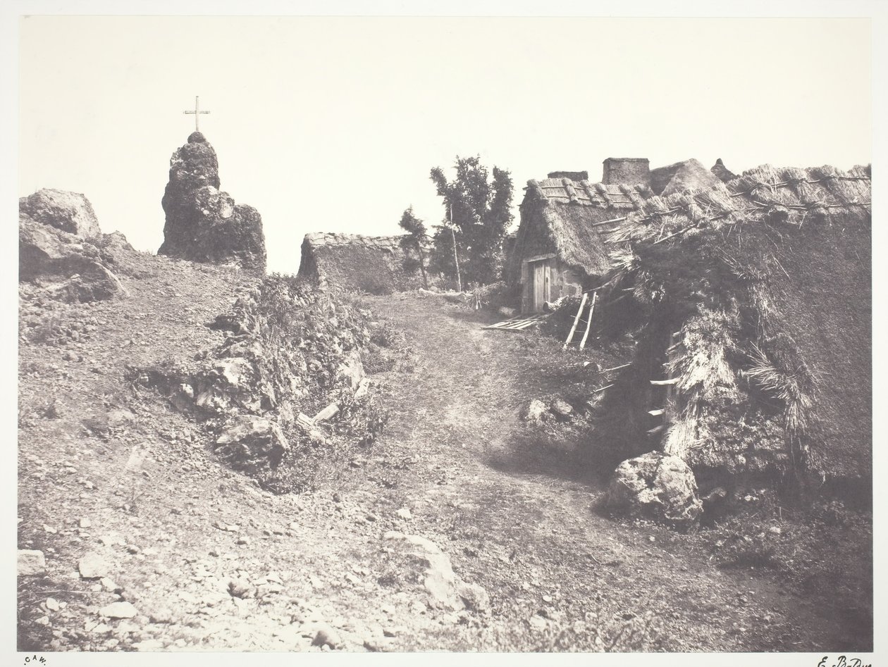 Doškové chaloupky v Auvergne, s Kalvárií, 1852, vytištěno 1978. od Édouard Baldus