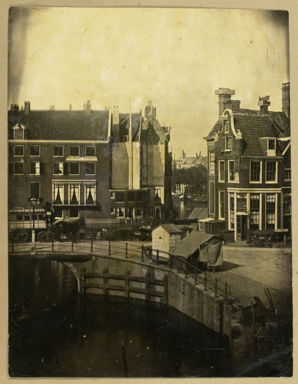 Pohled na penzion Rondeel v Amsterdamu z domu fotografa od Eduard Isaac Asser