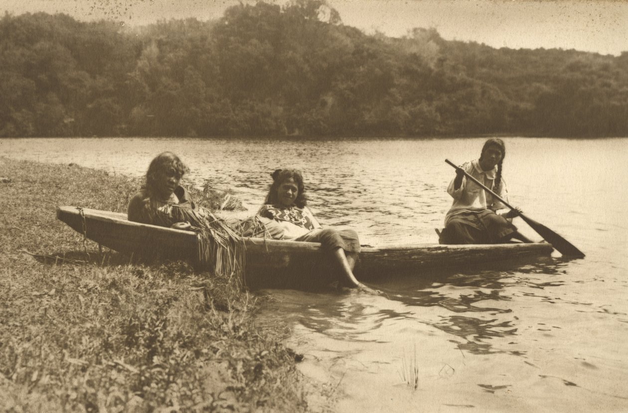 Waka, jezero Rotoiti, cca 1915 (stříbrný želatinový tisk) od Edward Payton